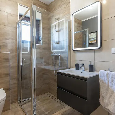 Cozy Apartment In Novi Vinodolski With Wifi Нови-Винодолски
