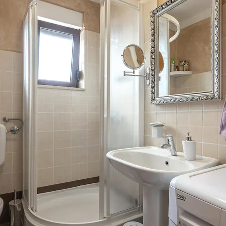 Cozy Apartment In Novi Vinodolski With Wifi * Нови-Винодолски