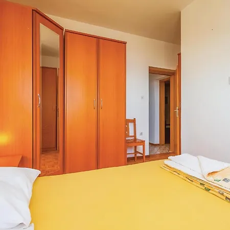 Beautiful Apartment In Novi Vinodolski With Wifi *
