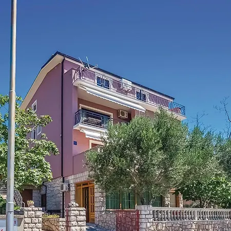 Cozy Apartment In Novi Vinodolski With Wifi Нови-Винодолски