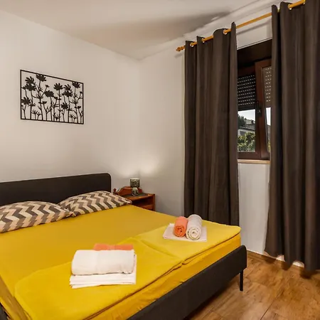 Cozy Apartment In Novi Vinodolski With Wifi * Нови-Винодолски