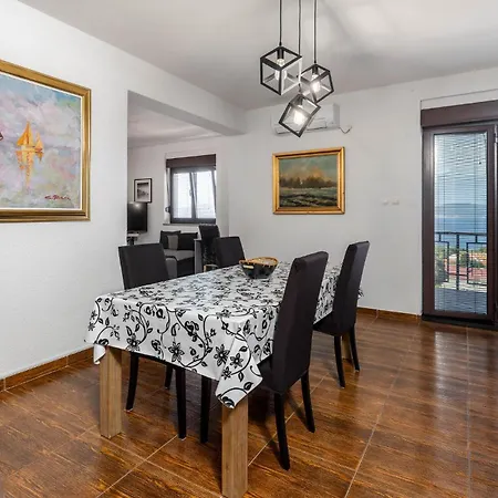 Cozy Apartment In Novi Vinodolski With Wifi Апартаменты *